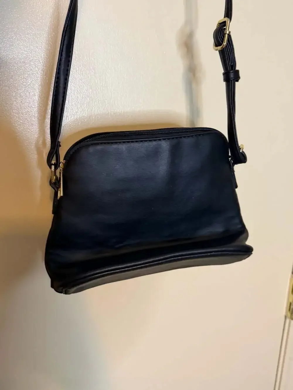 Women’s Black Crossbody Handbag Quilted Faux Leather Gold Zipper Purse